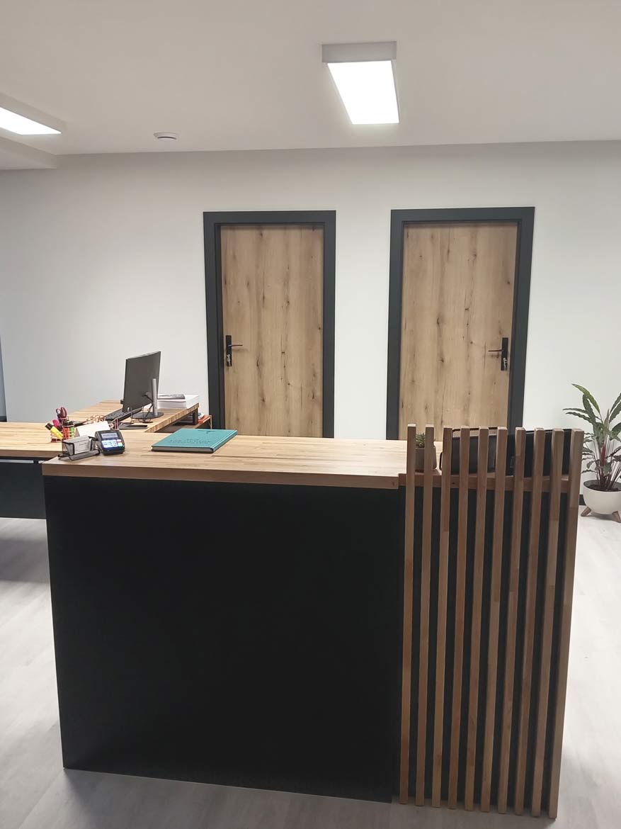 Reception counter with fins