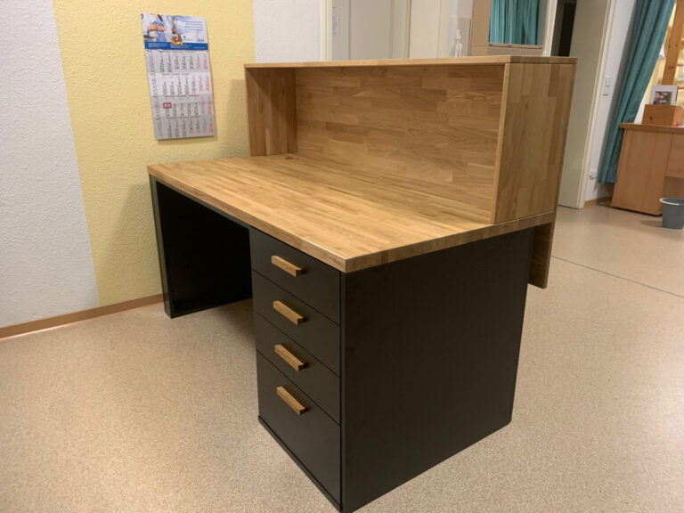 Small reception counter for a physiotherapy practice in Bockau (Germany)