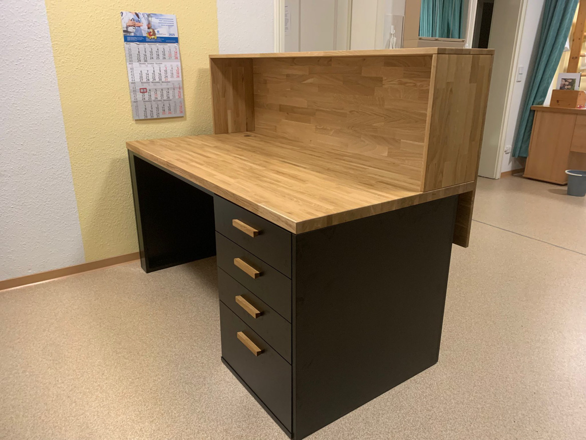Small reception counter for a physiotherapy practice in Bockau (Germany)