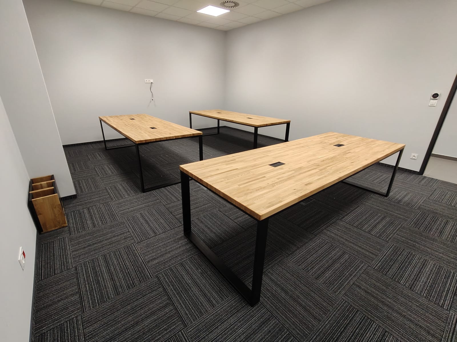 Trzy stoły konferencyjne dla firmy produkcyjnej spod Katowic