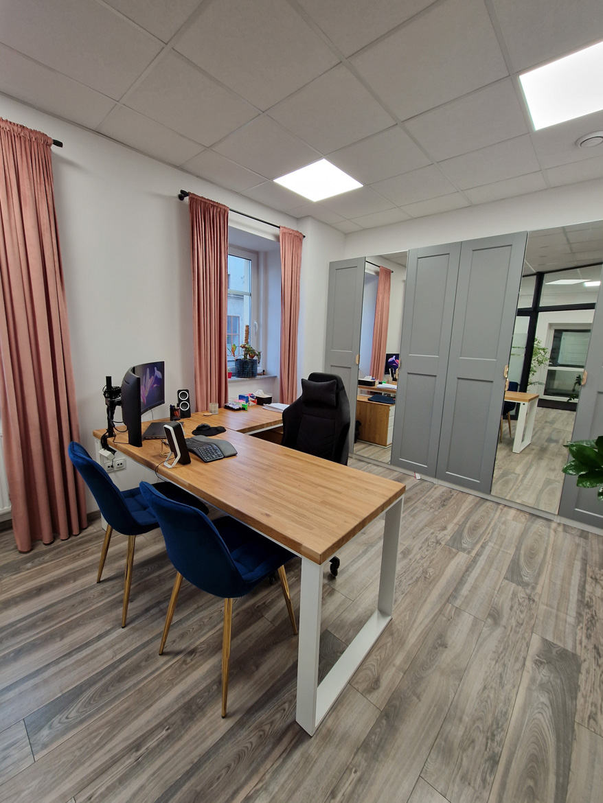 Białe biurko narożne dla Pani Marty - radcy prawnego z Oławy pod Wrocławiem