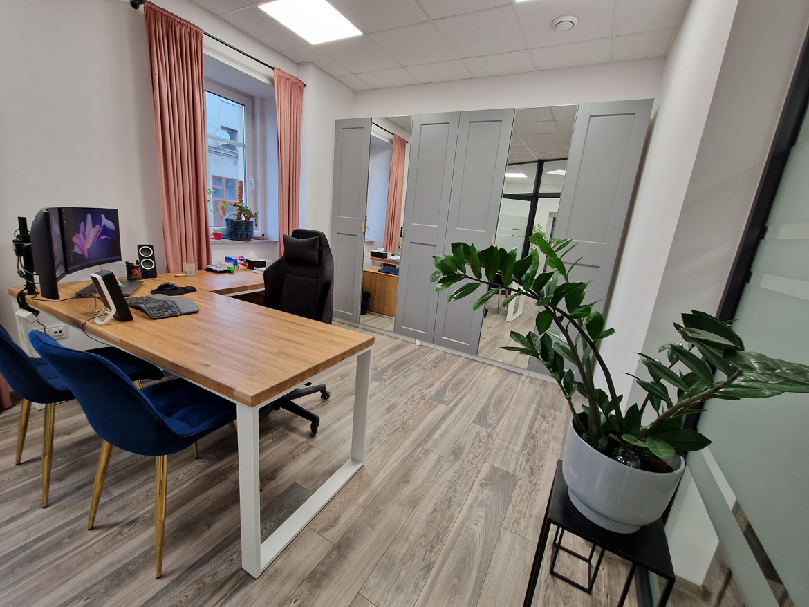 Białe biurko narożne dla Pani Marty - radcy prawnego z Oławy pod Wrocławiem