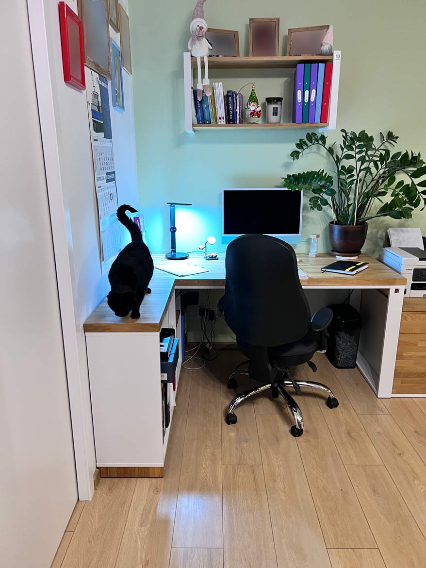 Białe biurko narożne z półkami dla firmy Well Service Sp. z o.o. w Gdańsku