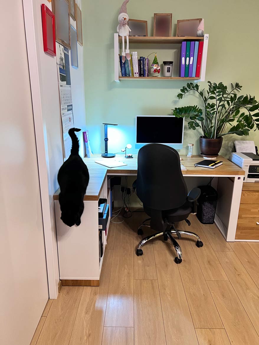 Białe biurko narożne z półkami dla firmy Well Service Sp. z o.o. w Gdańsku