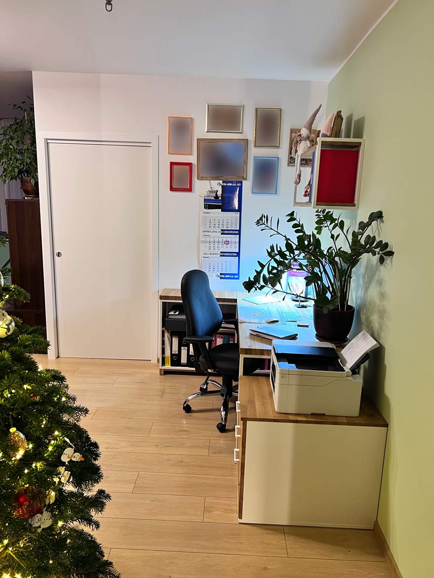 Białe biurko narożne z półkami dla firmy Well Service Sp. z o.o. w Gdańsku