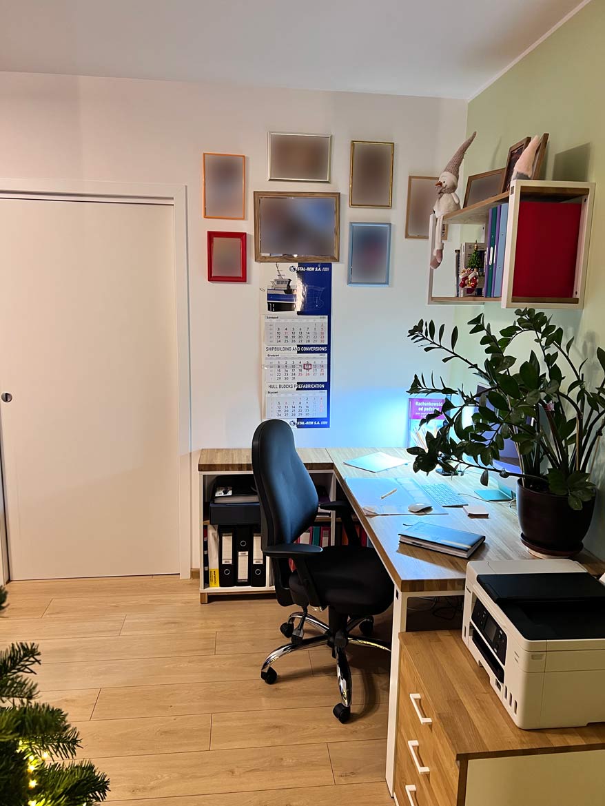 Białe biurko narożne z półkami dla firmy Well Service Sp. z o.o. w Gdańsku