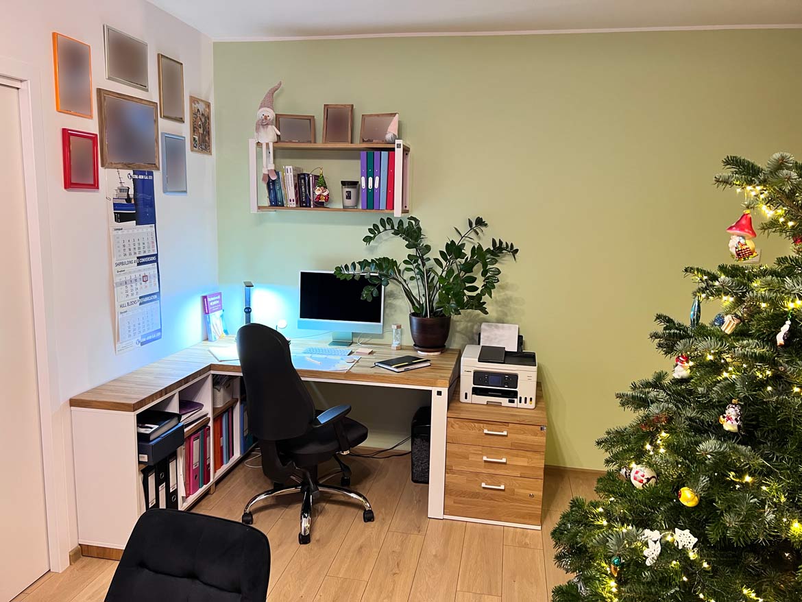 Białe biurko narożne z półkami dla firmy Well Service Sp. z o.o. w Gdańsku