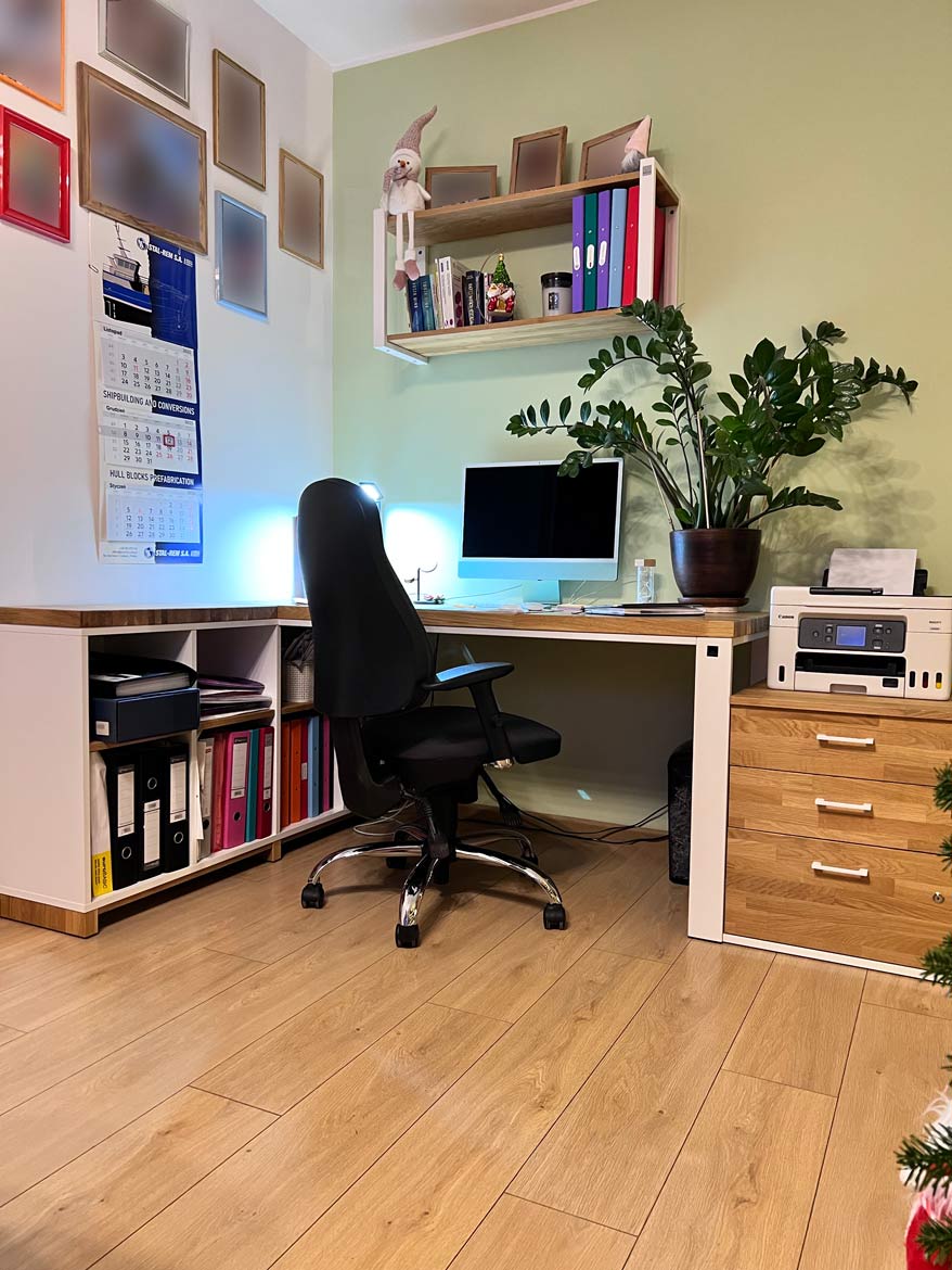 Białe biurko narożne z półkami dla firmy Well Service Sp. z o.o. w Gdańsku