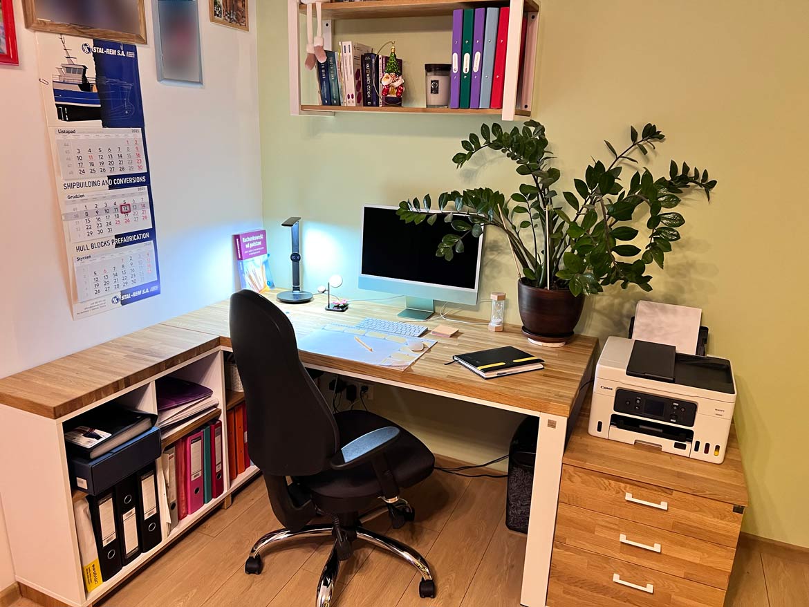 Białe biurko narożne z półkami dla firmy Well Service Sp. z o.o. w Gdańsku