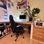 Białe biurko narożne z półkami dla firmy Well Service Sp. z o.o. w Gdańsku