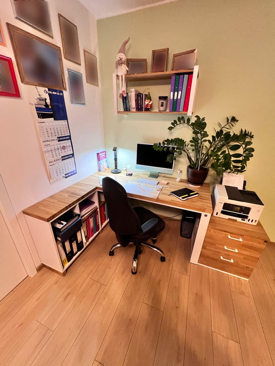 Białe biurko narożne z półkami dla firmy Well Service Sp. z o.o. w Gdańsku