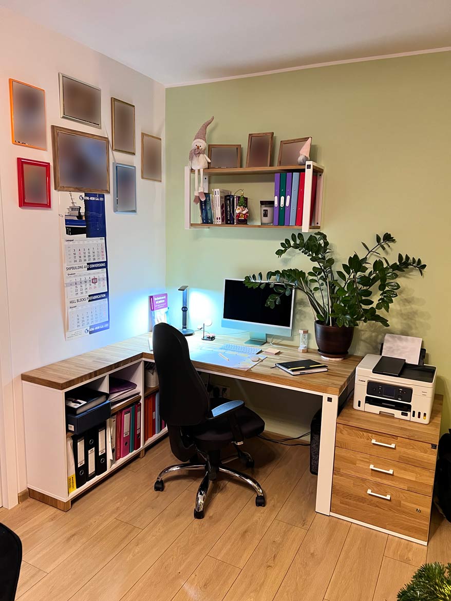 Białe biurko narożne z półkami dla firmy Well Service Sp. z o.o. w Gdańsku