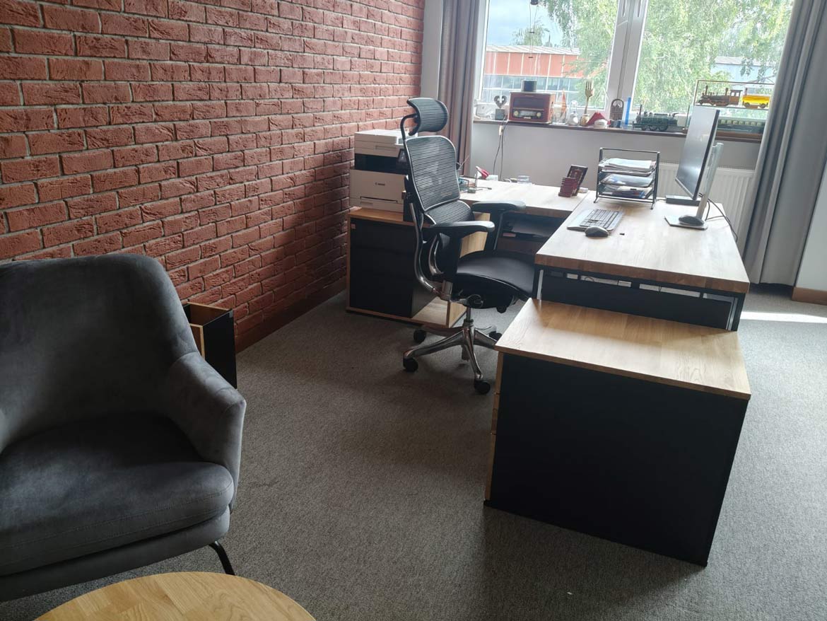 Biurko narożne z kontenerkiem dla firmy WARS S.A. w Warszawie – część 2