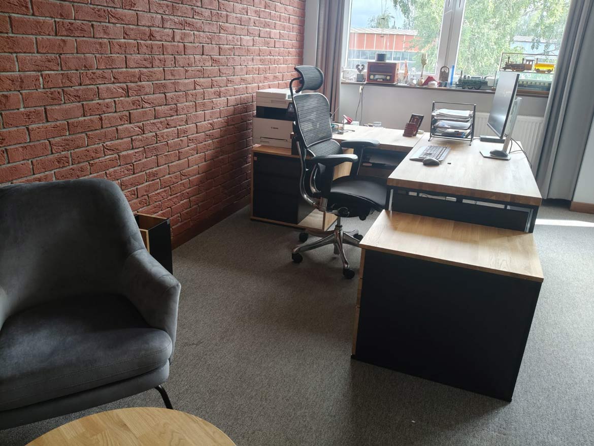 Biurko narożne z kontenerkiem dla firmy WARS S.A. w Warszawie – część 2