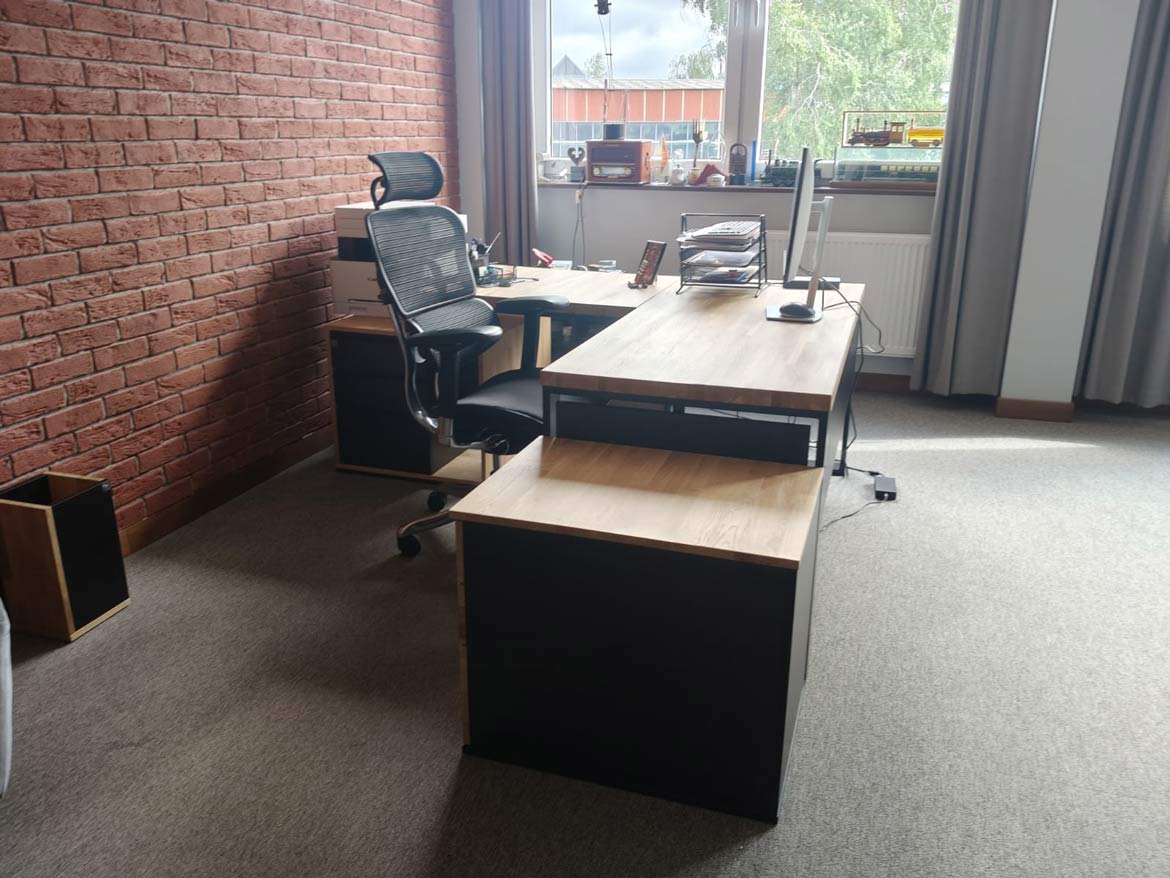 Biurko narożne z kontenerkiem dla firmy WARS S.A. w Warszawie – część 2