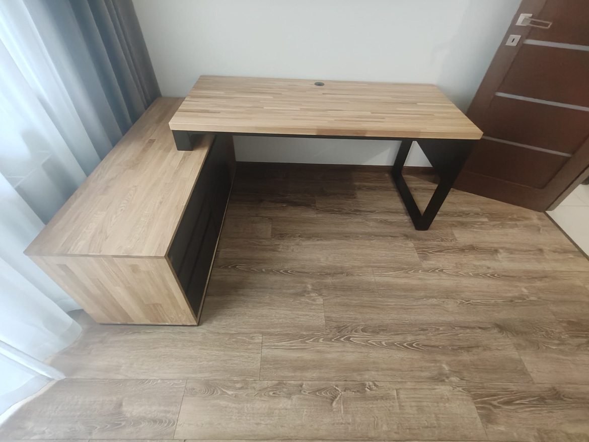 Corner desk with an enlarged pedestal for the company DA GRASSO S.C. in Dzierżoniów