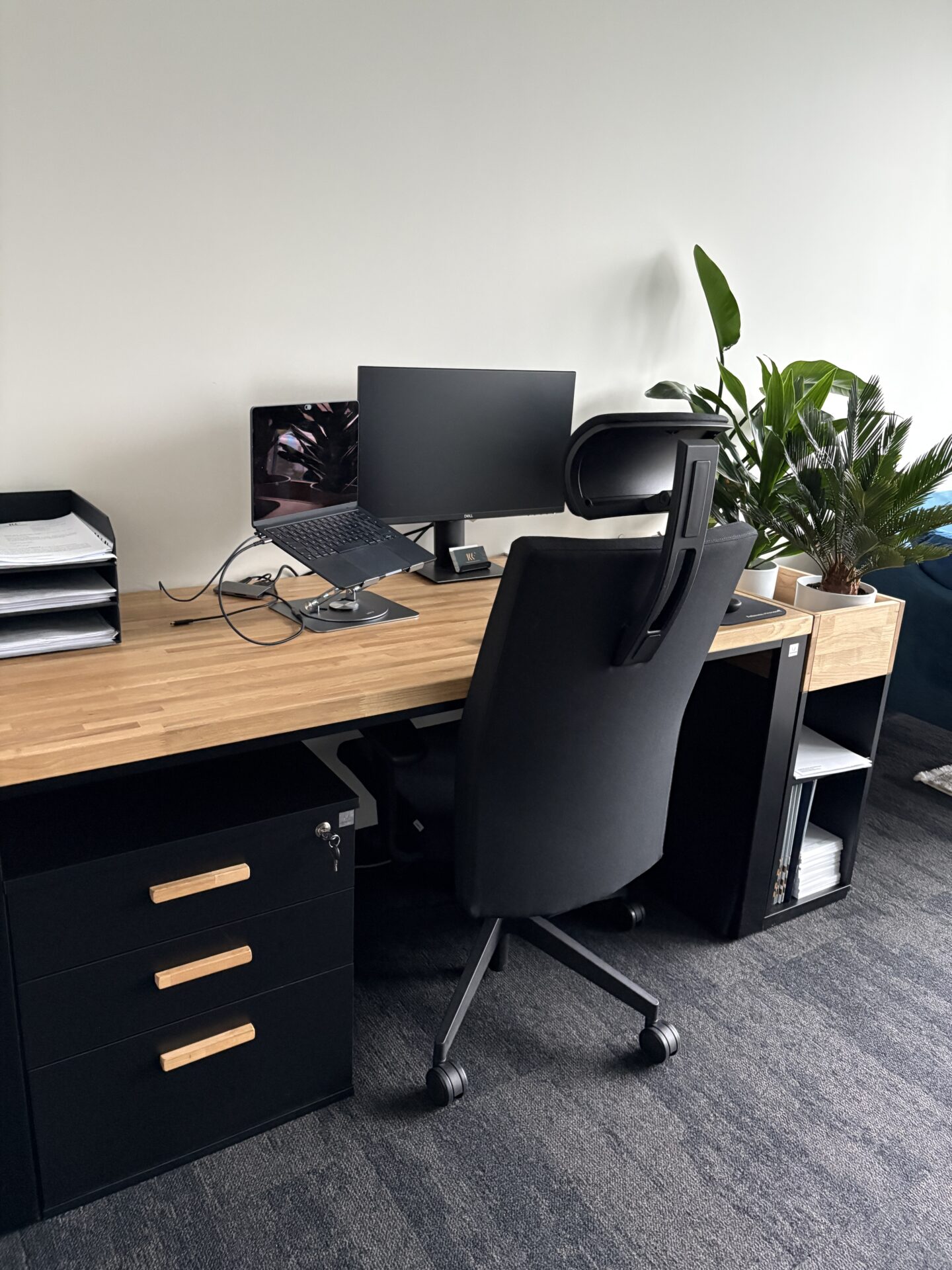 Biurko z kontenerkiem dla kancelarii KKF Fulder Klocek Kosior Kochański w Warszawie