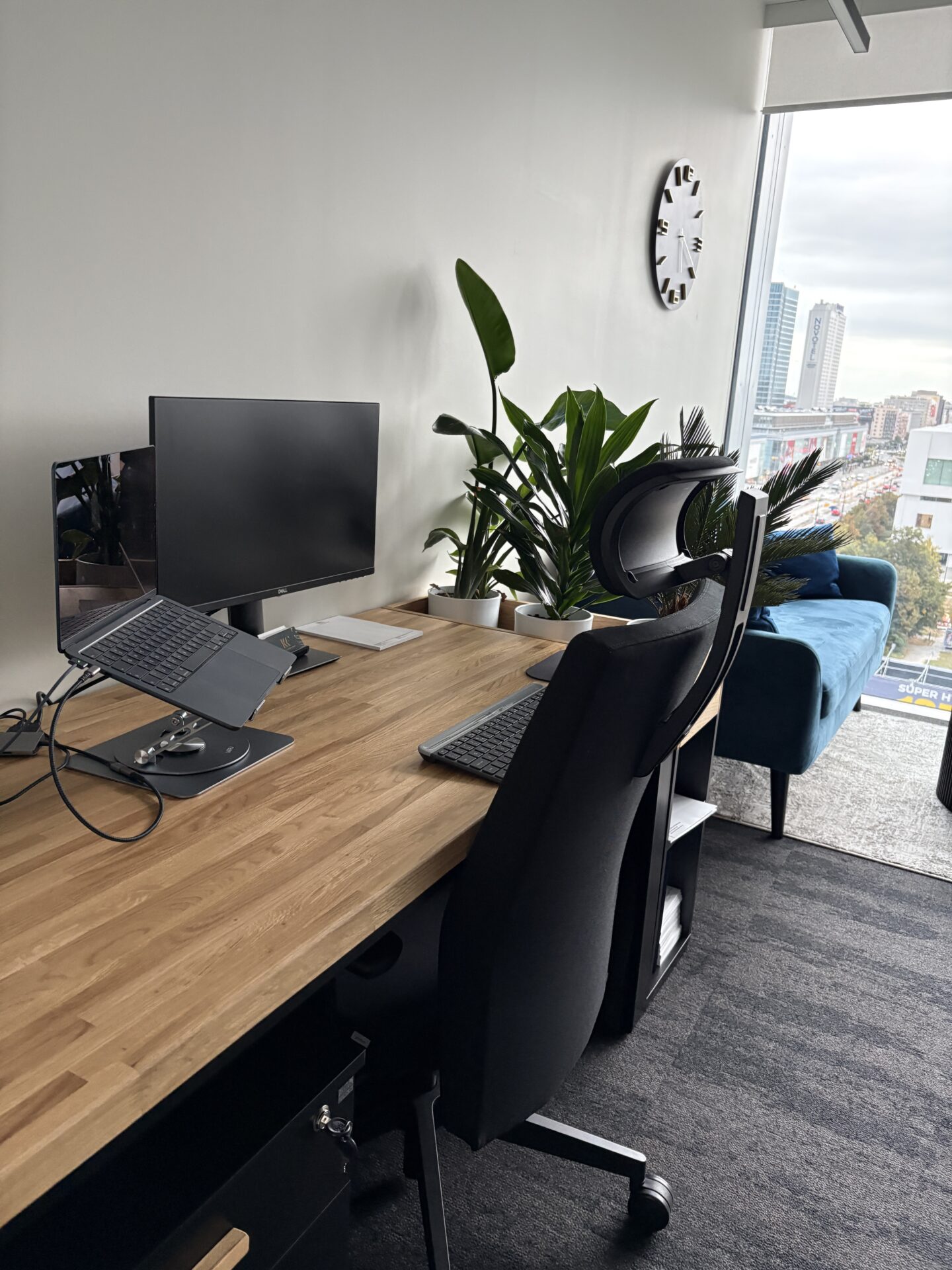 Biurko z kontenerkiem dla kancelarii KKF Fulder Klocek Kosior Kochański w Warszawie