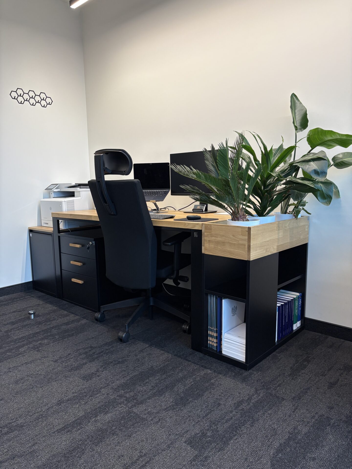 Biurko z kontenerkiem dla kancelarii KKF Fulder Klocek Kosior Kochański w Warszawie