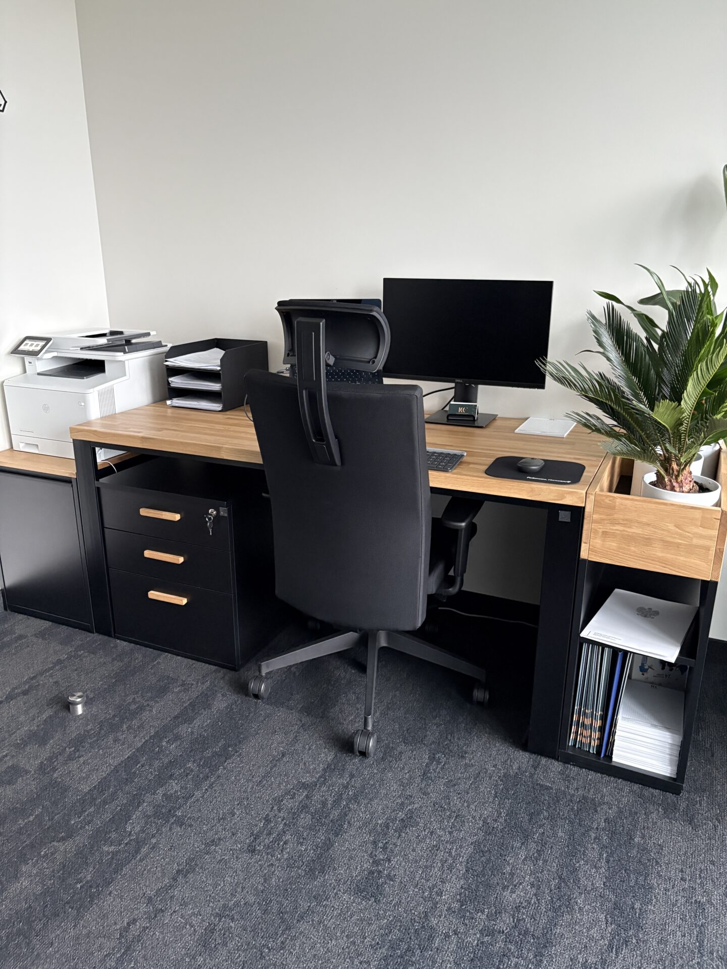 Biurko z kontenerkiem dla kancelarii KKF Fulder Klocek Kosior Kochański w Warszawie