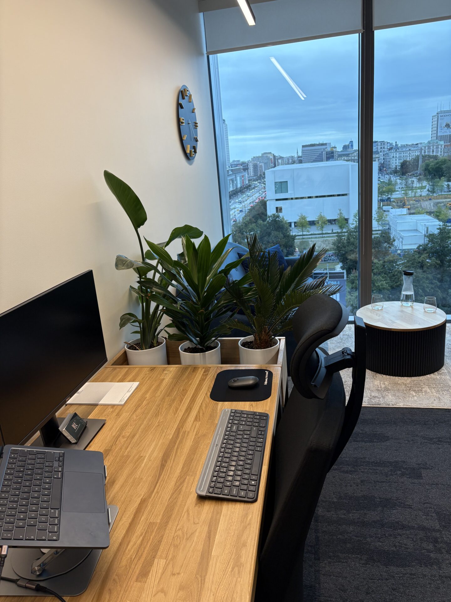 Biurko z kontenerkiem dla kancelarii KKF Fulder Klocek Kosior Kochański w Warszawie