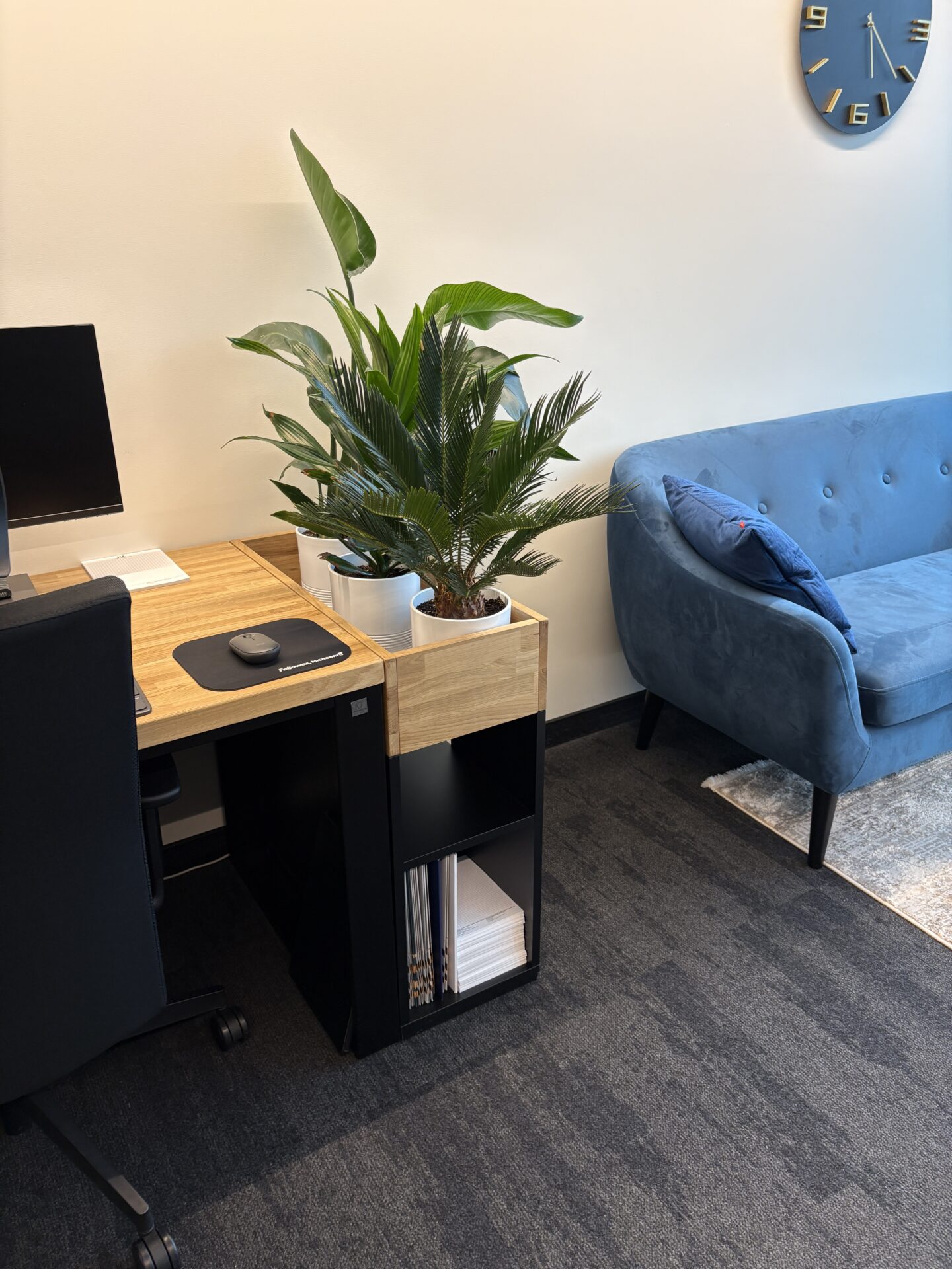 Biurko z kontenerkiem dla kancelarii KKF Fulder Klocek Kosior Kochański w Warszawie