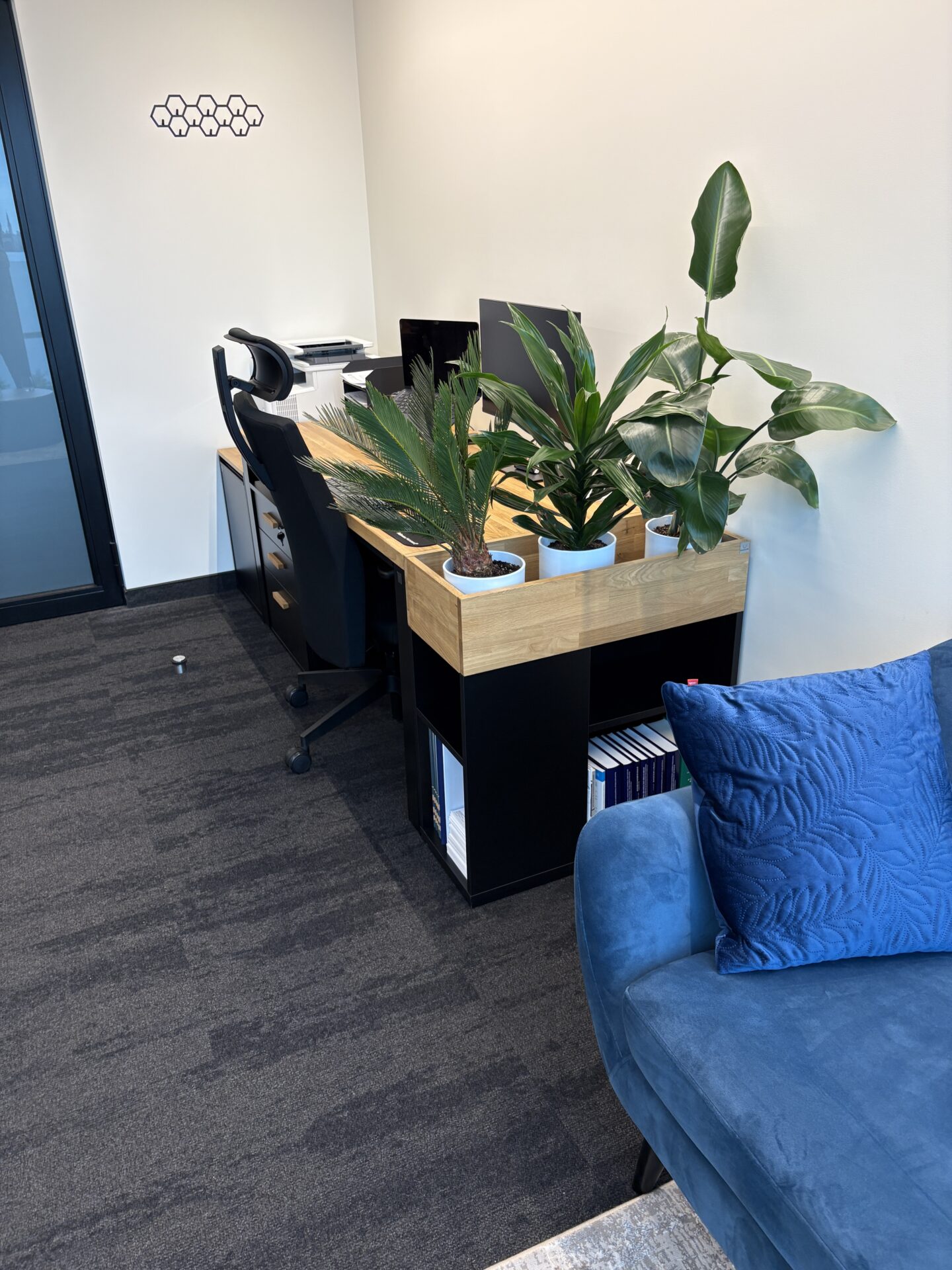 Biurko z kontenerkiem dla kancelarii KKF Fulder Klocek Kosior Kochański w Warszawie