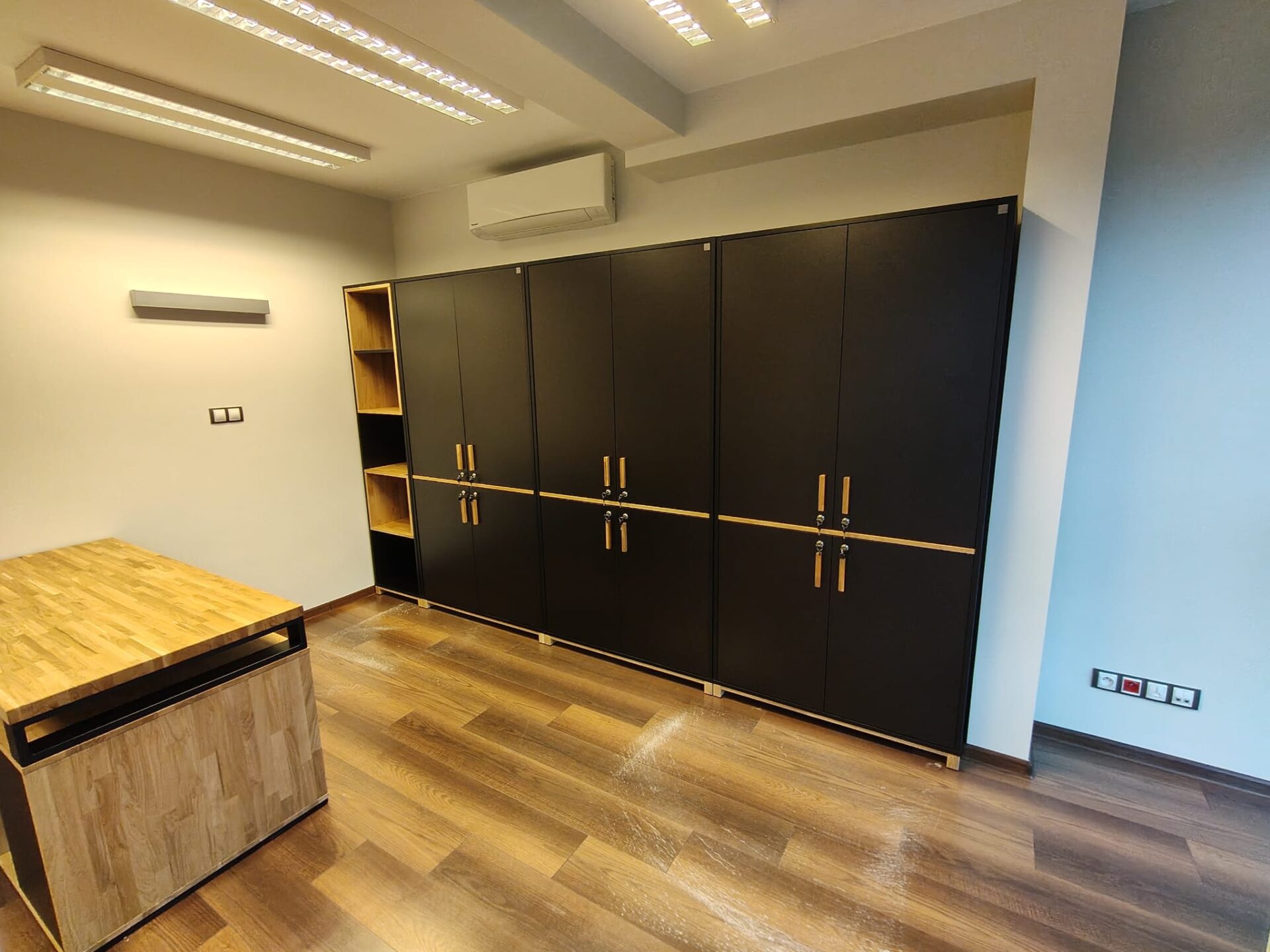 Biurko z zabudową szaf dla Pani Anny z branży finansowej w Krakowie