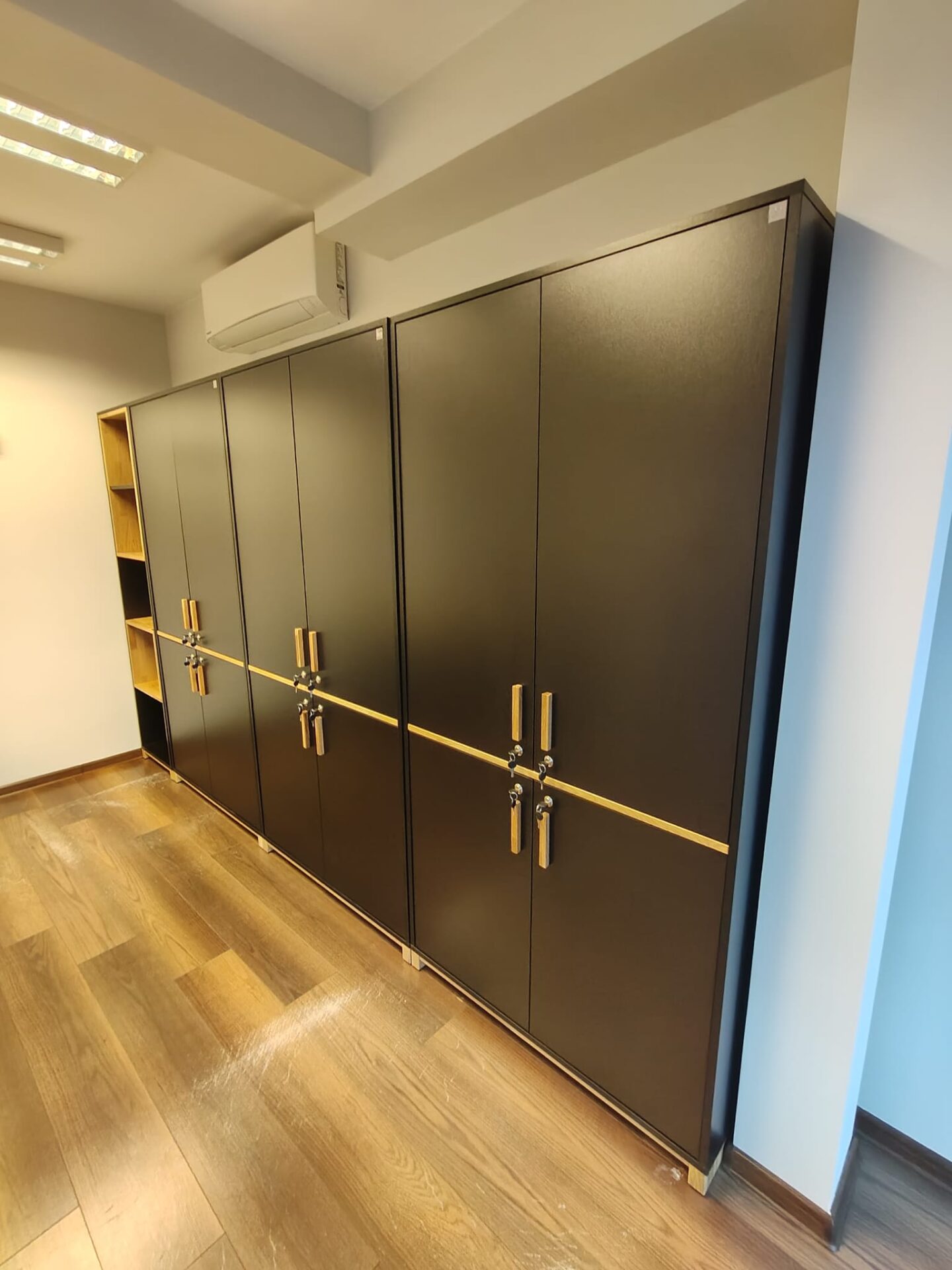 Biurko z zabudową szaf dla Pani Anny z branży finansowej w Krakowie