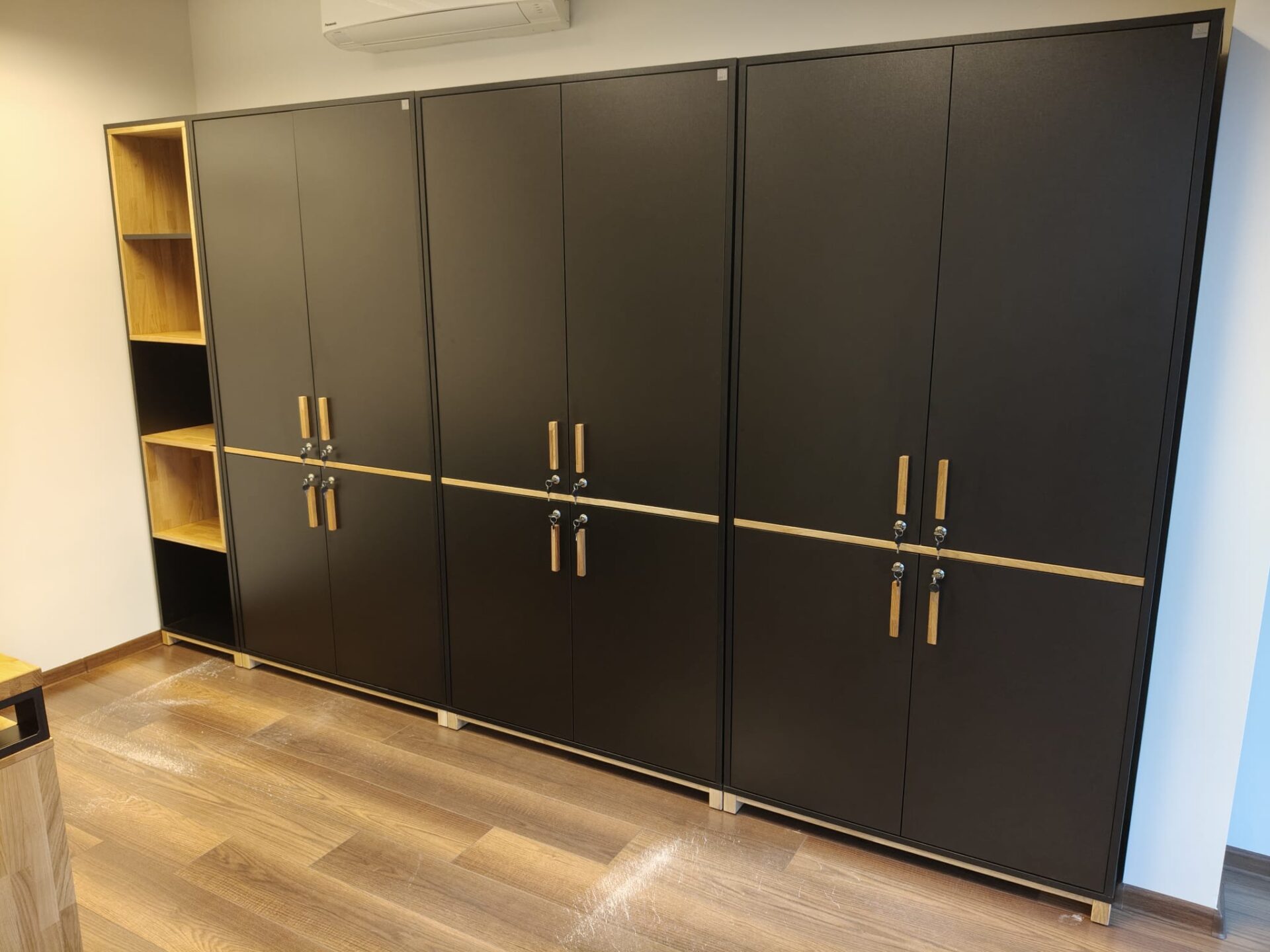 Biurko z zabudową szaf dla Pani Anny z branży finansowej w Krakowie