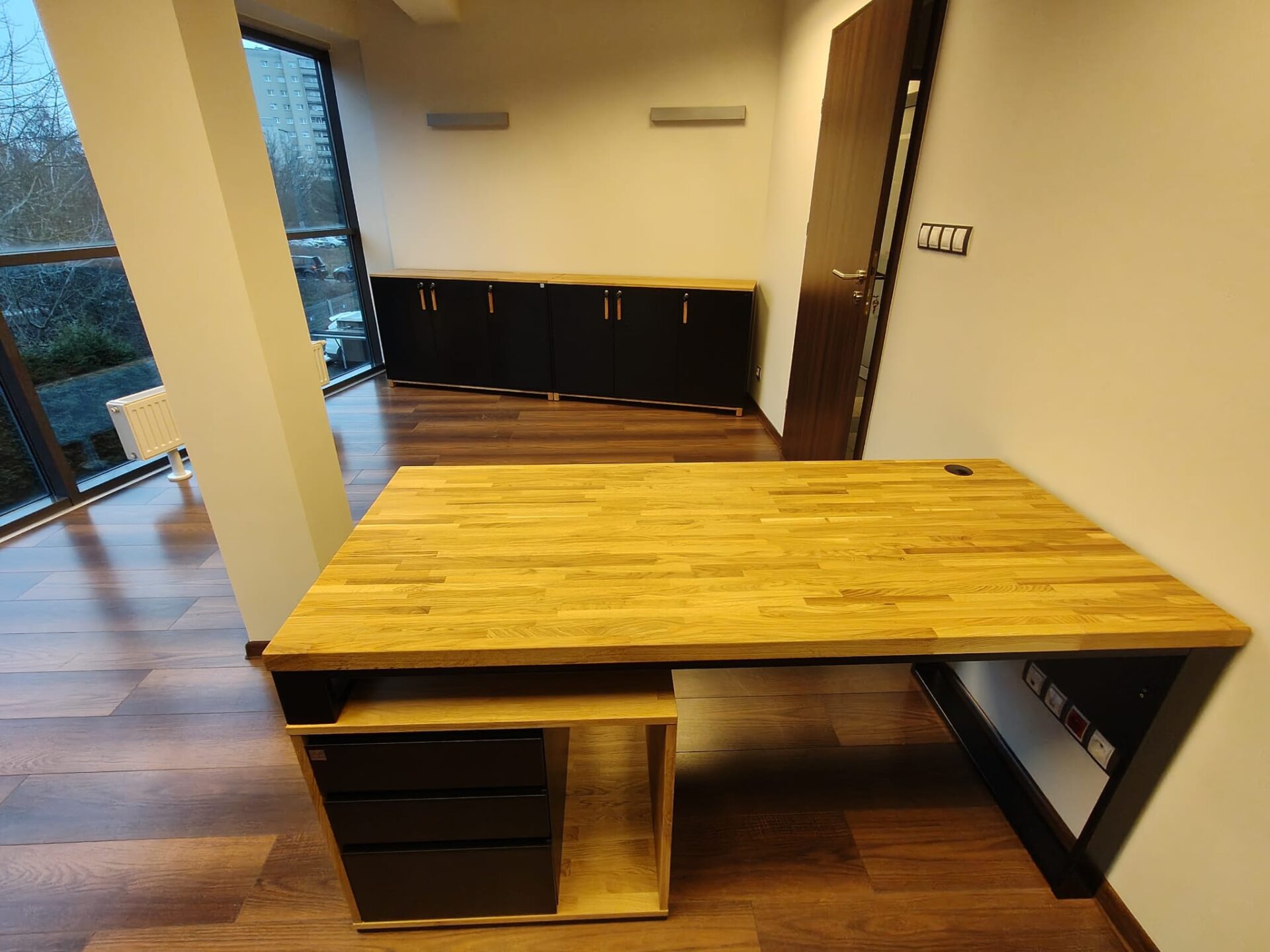 Biurko z zabudową szaf dla Pani Anny z branży finansowej w Krakowie