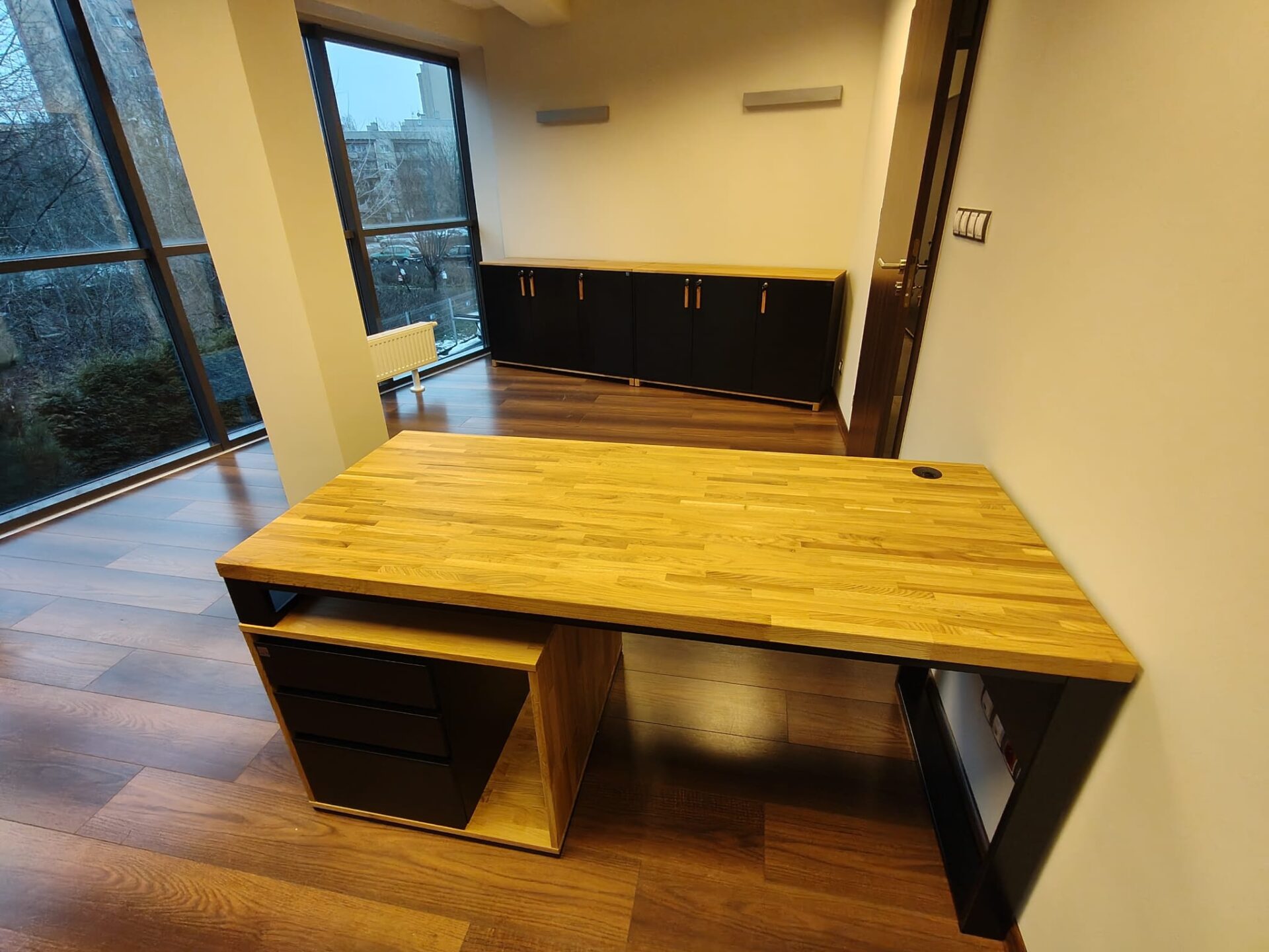 Biurko z zabudową szaf dla Pani Anny z branży finansowej w Krakowie