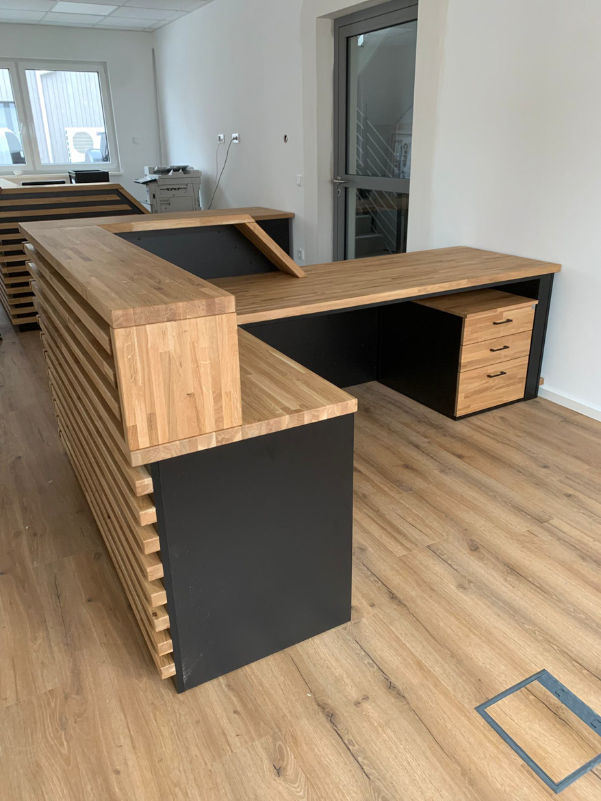 Dwie lady recepcyjne z lamelami dla SenCom GmbH w Feldkirchen-Westerham koło Monachium w Niemczech