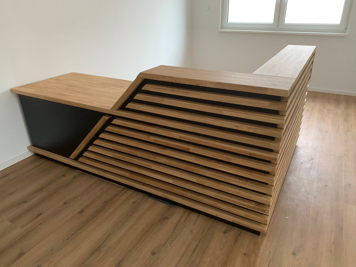 Dwie lady recepcyjne z lamelami dla SenCom GmbH w Feldkirchen-Westerham koło Monachium w Niemczech