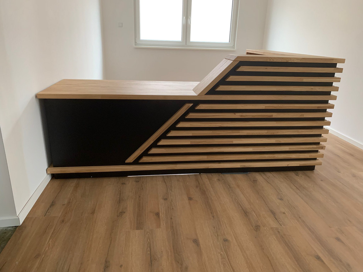 Dwie lady recepcyjne z lamelami dla SenCom GmbH w Feldkirchen-Westerham koło Monachium w Niemczech