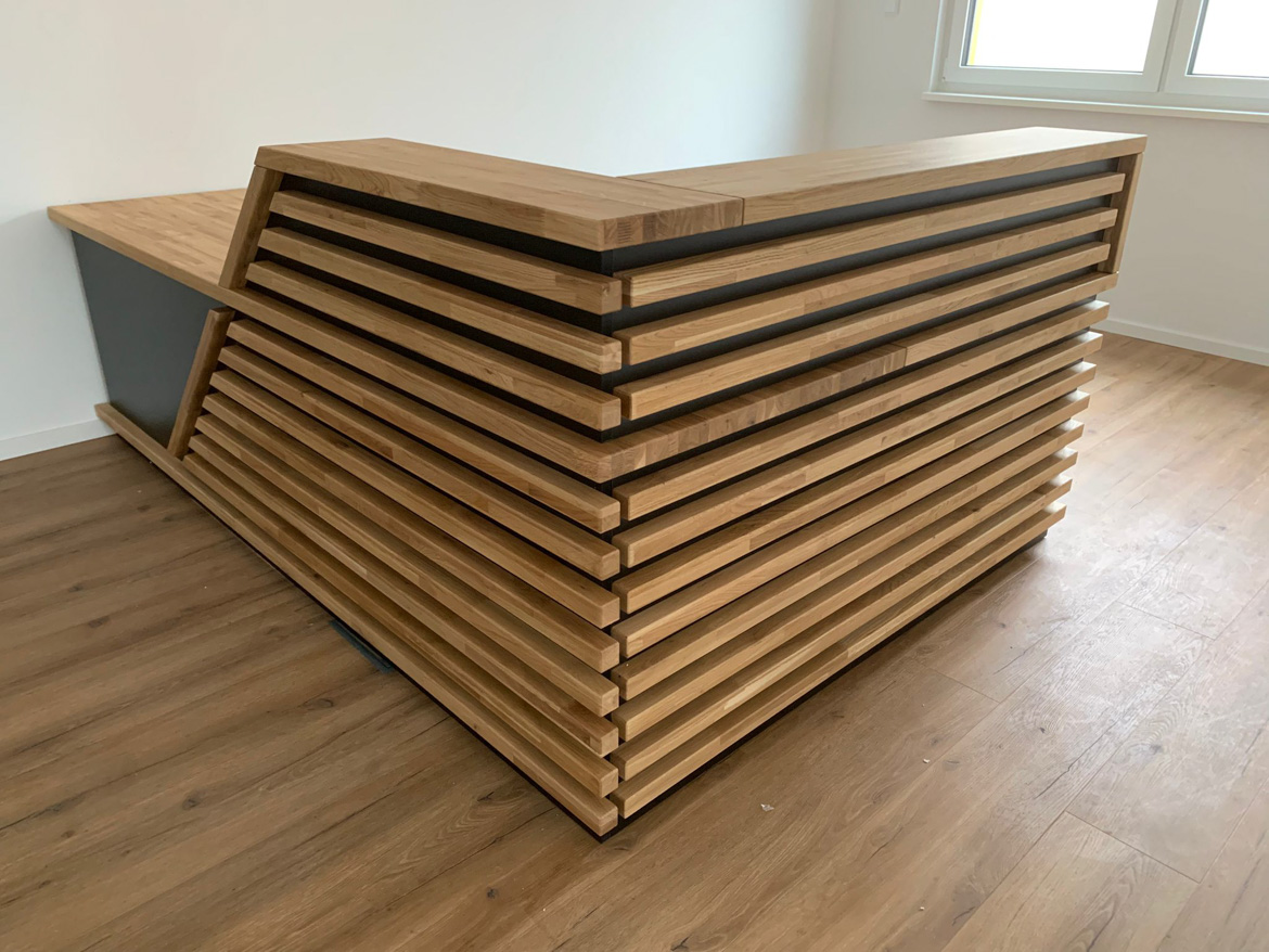 Dwie lady recepcyjne z lamelami dla SenCom GmbH w Feldkirchen-Westerham koło Monachium w Niemczech