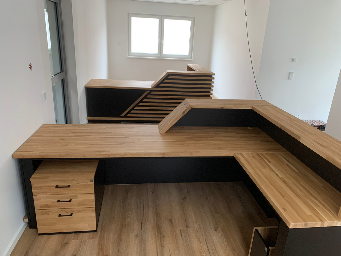 Dwie lady recepcyjne z lamelami dla SenCom GmbH w Feldkirchen-Westerham koło Monachium w Niemczech