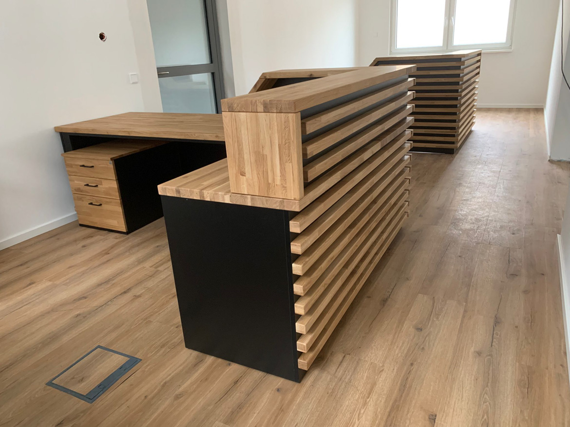 Dwie lady recepcyjne z lamelami dla SenCom GmbH w Feldkirchen-Westerham koło Monachium w Niemczech