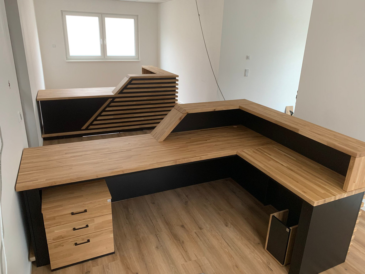 Dwie lady recepcyjne z lamelami dla SenCom GmbH w Feldkirchen-Westerham koło Monachium w Niemczech