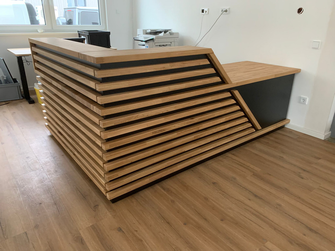 Dwie lady recepcyjne z lamelami dla SenCom GmbH w Feldkirchen-Westerham koło Monachium w Niemczech