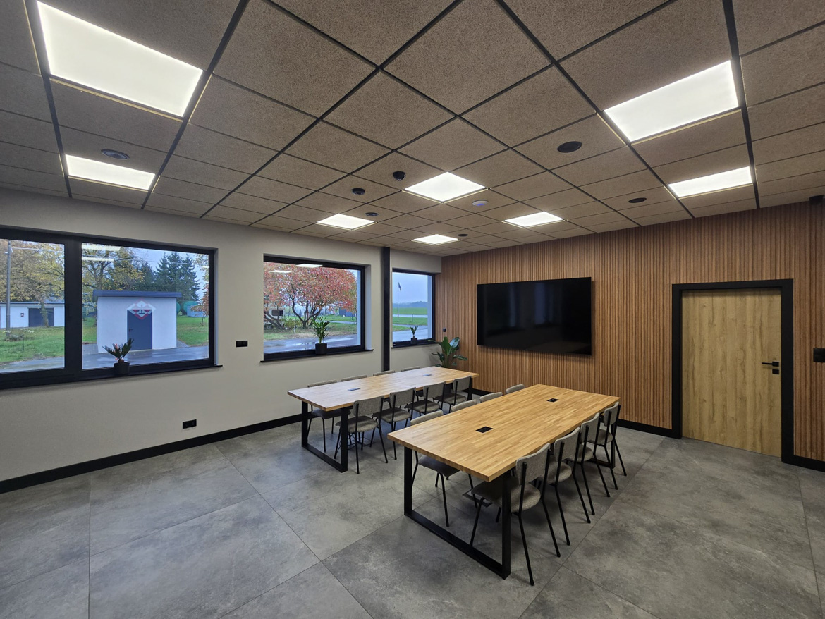 Meble do sali konferencyjnej i biur dla Aeroklubu Ostrowskiego w Ostrowie Wielkopolskim