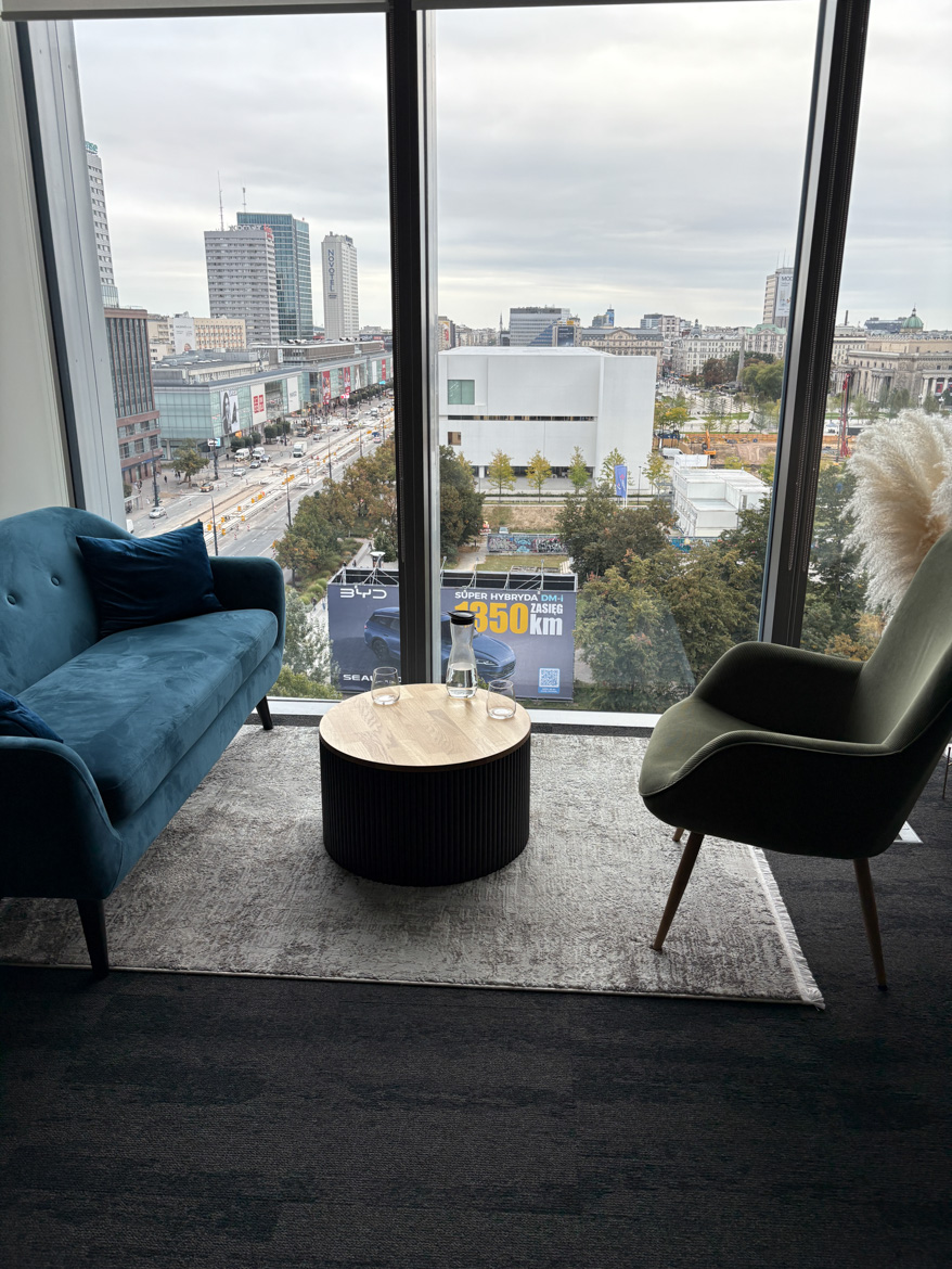 Ryflowany stolik kawowy dla kancelarii prawniczej w Warszawie