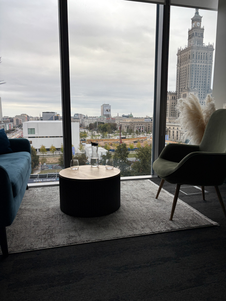 Ryflowany stolik kawowy dla kancelarii prawniczej w Warszawie