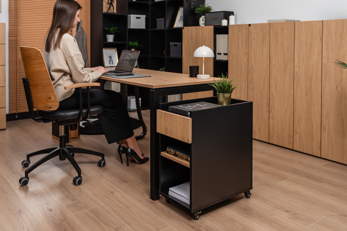 stable-desk-multi-hour-work Stable desk for long hours of work