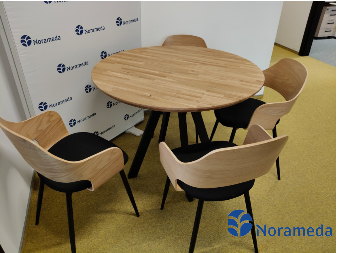 Debowy-okragly-stool-for-company-Norameda-from-Warsaw