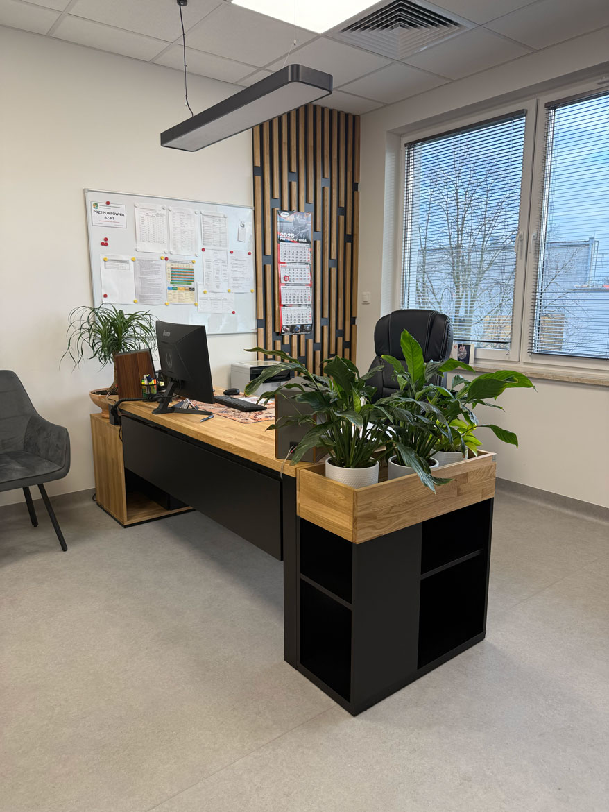 biurko drewniane z kwietnikiem