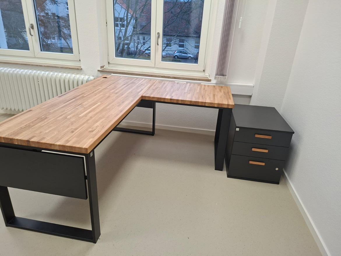 Corner desk for Mr. Jan in the medical industry from Cologne