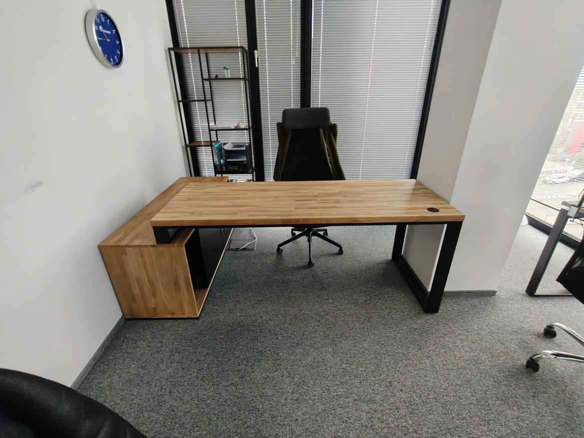Corner desk with a large container for the office of a real estate company in Warsaw