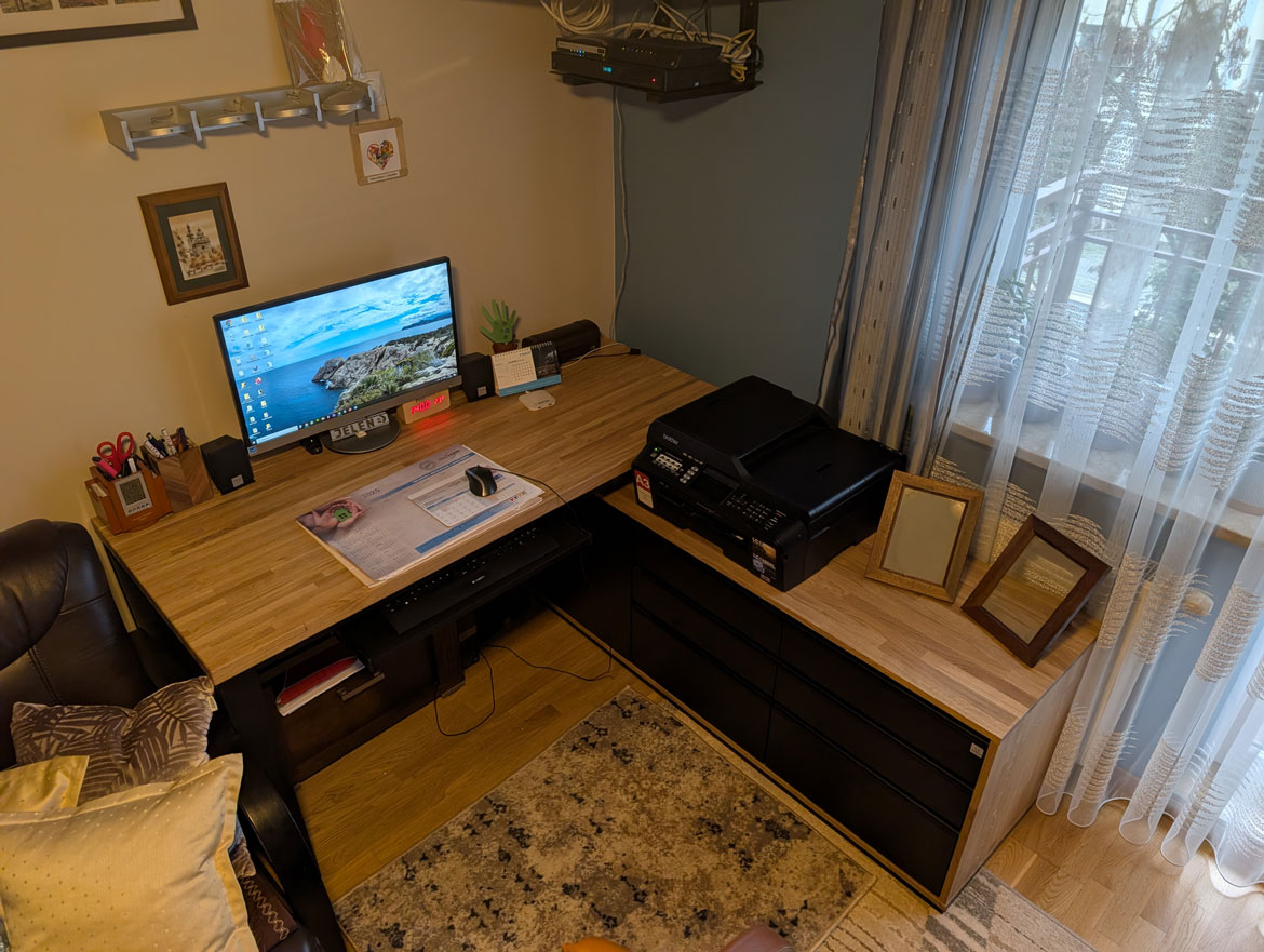 Corner desk with enlarged pedestal for Mr. Eugene from the engineering industry