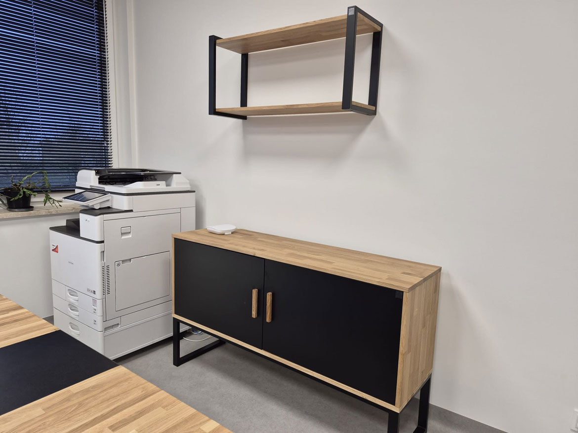 komoda otwierana z półką wiszącą